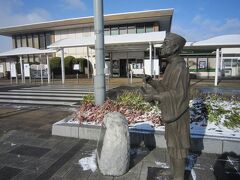 １２松尾芭蕉像と岩沼駅