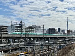 は新幹線と東京スカイツリー