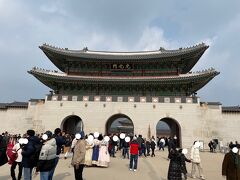 旧正月なので空いているかなと「景福宮」へやってきました。

ところが予想に反しものすごい人、人、人、、、。
