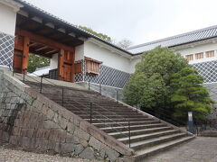 建物の端に、長崎奉行所を復元されています。
階段を上ってみます。