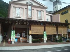 妙雲寺から徒歩6分で塩原もの語り館へ到着です。道路沿いは直売所です。