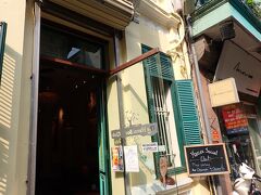 路地に佇むカフェ「ハノイソーシャルクラブ」へ。

間口が狭く奥へ長いクラシカルな建物のカフェ。
コロニアル様式の柔らかいイエローの壁が可愛い。
