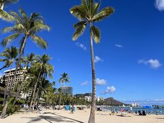 ■カハナモクビーチ (Kahanamoku Beach)

砂浜沿いを歩いてヒルトンの目の前までやってきました。

ヒルトン滞在の方が多く、賑わっていました。パラソルやシュノーケリングのレンタルもあり、ビーチでのひとときを楽しめそうです。
