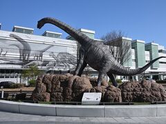 ●福井駅 恐竜広場

そのまま歩いて「福井駅」へと移動していくと、巨大な恐竜のモニュメントがあたりを睥睨しているので、近くから記念に撮影を。
こちらの恐竜は全長約10メートルのフクイティタンと呼ばれ、実際にここ福井に生息していたんだとか・・・後ろの駅舎の壁面も含め、恐竜押しがスゴイですねぇ。

これでここ福井市街の散策の第一弾を終わりとし、いったんホテルへチェックインし、このあとの予定に備えててしばし休憩することに。
最後までご覧いただきありがとうございました。