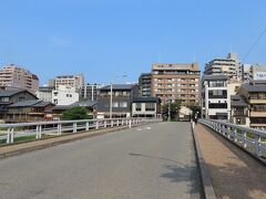 鴨川は団栗橋で渡り、宮川町界隈へ