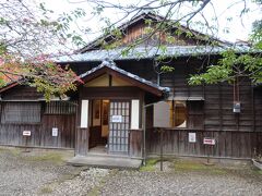 水前寺成趣園の東にある夏目漱石第3旧居は車１台が通れる程の細い道を進んだ住宅街の中にありました。はっきり言って場所は分かりづらいです