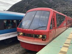 河津駅から伊豆稲取駅へ普通電車で移動します。キンメ電車だった。ラッキー。