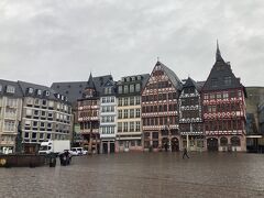 早速町歩きを開始。土砂降りの雨と強い風にどんよりとした気持ちにはなるけど、レーマー広場へ。朝9時過ぎだったので誰もいないので独占状態だった。
第一印象は可愛い建物だなあ…