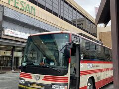 
2時間後、盛岡駅に到着しました。雪が無く、別の県に来たかのようです。
