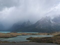 その後、パイネ山が見える展望台に行く
ここからは雲の中からパイネが見える！
Mirador Nordenskjöld Lake