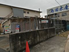 宮島口までフェリーで戻ってきました。
お目当ての牡蠣小屋まで少し距離があるけどタクシーが見当たらないので歩いて行くことにしました。
15分ほどで見えてきました。
自社で水揚げした牡蠣を炭火で焼くセルフ方式。
15時ごろだったのでお店はすいていた。平日は16時ラストオーダー。
QRコードを読み取ってスマホでセルフオーダーするシステム。
入り口でトング、軍手、トレイ、ナイフを受け取る。
