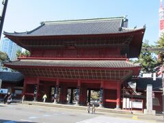 大門を進んで日比谷通りに面している増上寺の三解脱門です。増上寺にやって来たのは今回が初めてです。