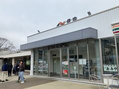 さて１２月２３日(祝)
最寄り駅で７時半に集合後、バスに乗って・・
９時半、伊吹パーキングエリアで休憩しました。