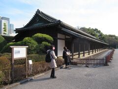 こちらの長屋は百人番所。長さは50メートル以上で、江戸城本丸御殿の最大の検問所でした