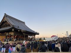 徒歩10分ほどで西大寺に到着。西大寺会陽(さいだいじえよう)は1510年に始まり国の無形民俗文化財に指定されている。五穀豊穣や繁栄祈願、厄除けのために始まったのが起源とされている。昔は修正会結願の日の旧暦1月14日に行われていたが、観光化に伴い毎年2月の第3土曜日に開催されるようになった。ちなみに会陽とは厳しい冬が過ぎやがて春を迎える吉兆の意味。

コロナ以降争奪戦は見送られていたものの、今年は4年ぶりに完全復活したのだ。

学生達による舞踊やダンスが行われていた。