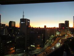 東京旅行２日目の朝は天気が良くって、朝焼けが。カメラだと赤みが薄くなっちゃいますね
