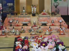 2月12日(月)【茨城県桜川市】

そんなことで引きこもり生活が終わりコロナ明けですが､茨城県の真壁のひなまつりに行ってきました
一昨年の岩槻まちかど雛めぐり､前年の勝浦ビッグひなまつりと､この時期のひな祭りはここのところこの時期の恒例になっています

https://4travel.jp/travelogue/11884842