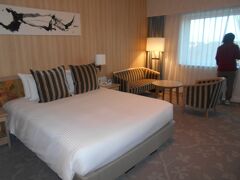ホテル日航成田にチェックイン
１０階の部屋で、第２滑走路がよく見えます。