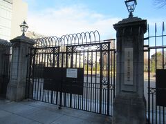 皇居側の北側に行くと国民公園皇居外苑半蔵門園地がありましたが閉まってます