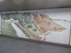 半蔵門駅への地下通路に半蔵門のタイル画があったのでパチリ。東京メトロの半蔵門線で日本橋へ向かいます