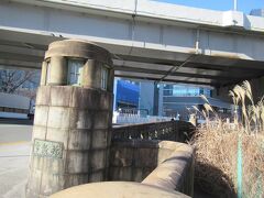 日本橋駅の西側の改札を出て地上へ出ると常盤橋が。でも向かうのは反対側