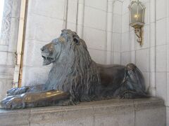 横にはライオンの像も。1914年の開業時から設置されているそうです