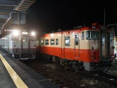 東鹿越駅から40分。25分遅れで富良野駅に到着しました。この列車はすぐに滝川に向け出発しました。接続する富良野線、旭川行きも乗換えの乗客のために20分以上遅れて発車しました。