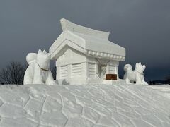 湯沢市まで下って犬っこまつりへ。愛犬の健康を祈願するお祭りで雪の彫像も犬。