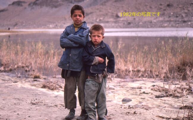 ここ、ちょっと長いです。<br /><br />実は大昔、1982年にひとりでこの辺りまで来たことがある。今でこそカラコルムハイウェーはこの先のクンジェラブ峠を越えてカシュガルまで行けるが、当時は「外国人はここまで」だったのだ。<br /><br />フンザで退屈していた私は「外国人はここまで」ポイントまでパキスタンジープで来てみた。当時はパスー氷河が道路まで進出していて、すっげ～ところに道路を造ったもんだと感心したが、氷河は再訪する度に後退して、今回は道路のはるか先に氷河の末端を見ることが出来た。<br /><br />当時は当然フィルムカメラだったし、長旅だったのでフィルム節約のために「無駄撮り」はしなかった。今思えばこの「ボリッド湖」が最奥地だったのだが、その写真さえない。２少年の後ろに見えるのがボリッド湖。<br /><br />ボリッド湖って、どんなに詰まんない湖なのか、今回も全体像を撮るのを忘れた・・・なぜ？<br />