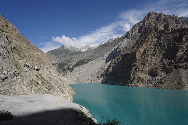 7月25日、フンザをクルマで出発。<br />10数年前に、巨大地滑りによってフンザ川が堰き止められ出来た「アボッダバード湖」<br /><br />カラコルムハイウェーが寸断されてしまったので、ここをボートでピストン輸送する事態に陥っていたが・・・