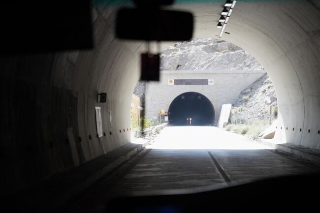 トンネルが完成して、地滑り前よりも快適な道路となった。