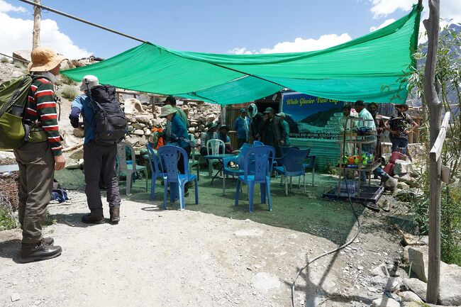 ここにチェックポストがあって、最後のブリーフィング。<br />今なら、今日中にフンザの快適なホテルに戻れるぞ～・・・これ覚えておいて。