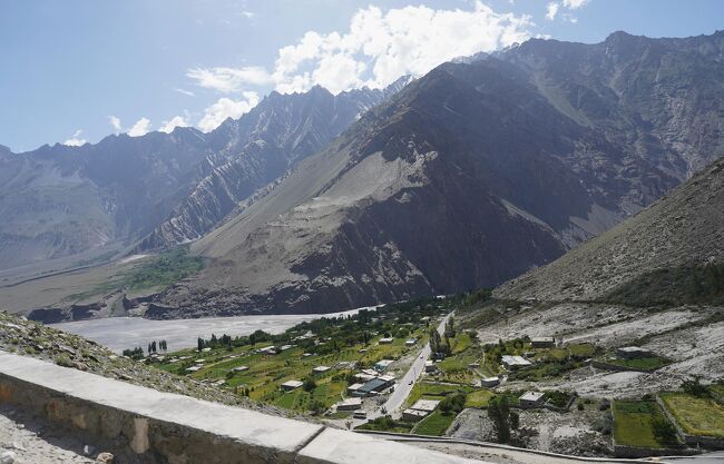 パスーの村の手前でカラコルムハイウェーを外れ、トレッキング出発点に向かう。<br />下を走っているのがカラコルムハイウェー。