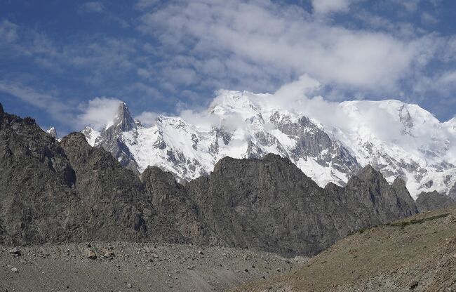 湖の向こうに山が見えるが、この辺りはカラコルムのど真ん中。何処にいてもこれくらいは見えるから、景色で客を呼ぶのは難しいかも。