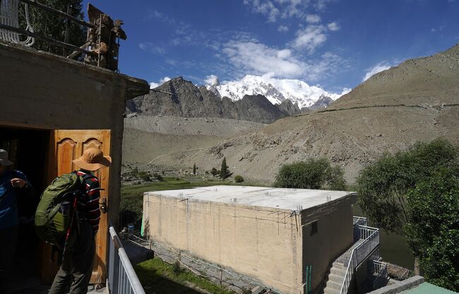 ボリッド湖という氷河湖畔に集落があって、そこでランチをして登山口に向かう。この辺りは地元との「いろいろ」がある様で、10時半にランチになったり、この先は運が良かったらもう少しクルマで行ける・・・とか。