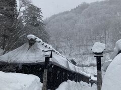 
チェックアウトは事務所で。「アルパこまくさ」までの送迎バスもお願いしました。
他のお客さんはもう出発したらしく、宿は静かです。

雪が強くなってきました。
