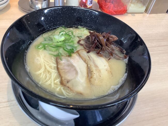 ラーメン<br /><br />麺は細麺でした。<br />見ての通り量的に少ないので替え玉も一緒に買えば良いかと思います。<br /><br /><br />私は細麺は好きじゃないのでこれでよしとします。(ちょっと物足りないけど仕方ないです) でもおいしいですよ。