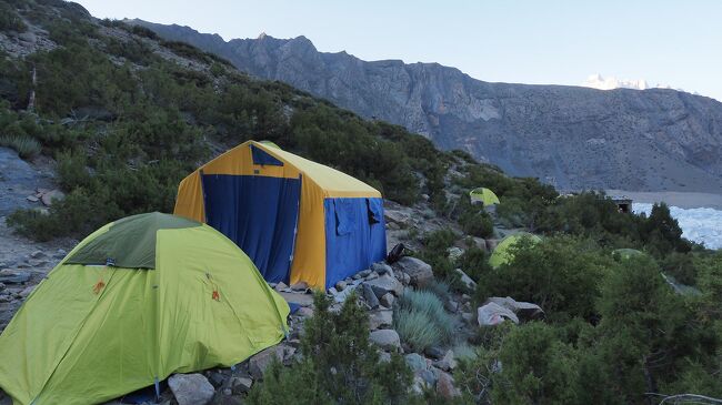 殿様トレッキングなので、テントはスタッフが建ててくれる。大きいのはダイニングテント。