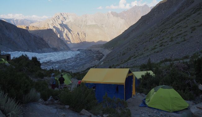 ダイニングテントには人数分の椅子とテーブルが用意されていて、何時でも利用できる。