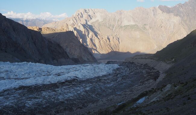 陽が当たってる山の麓をカラコルムハイウェーが走っている・・・フンザ川も。