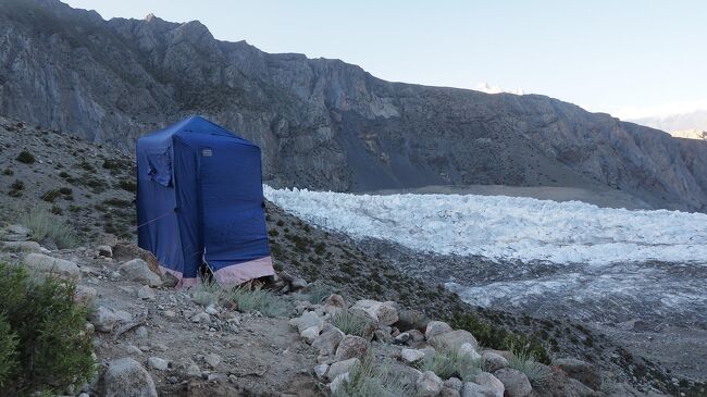 パスー氷河トイレ