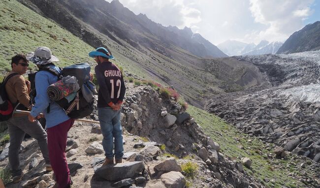 パキスタンはかなり山奥にまで放牧地があるので、そこまでは道が整備？されている。