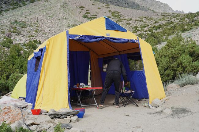 ところがこの日はのんびりしている。<br /><br />ガイド曰く<br />今日は氷河を横断。陽が高くなって氷の表面が柔らかくなり始める頃に氷河横断をするから、出発は10時頃だよ～<br /><br />・・・な～るほど。<br /><br />