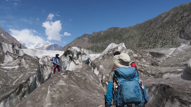 時々、つるっつるの氷が表面に出ていて、それが地面の様に黒く見えるから要注意。これ踏むと、ほぼ確実に尻もち。
