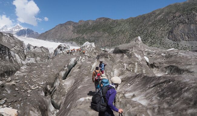 氷河も下流だと表面が小石に覆われているから、滑ってすってんころりんってことは滅多に無い。