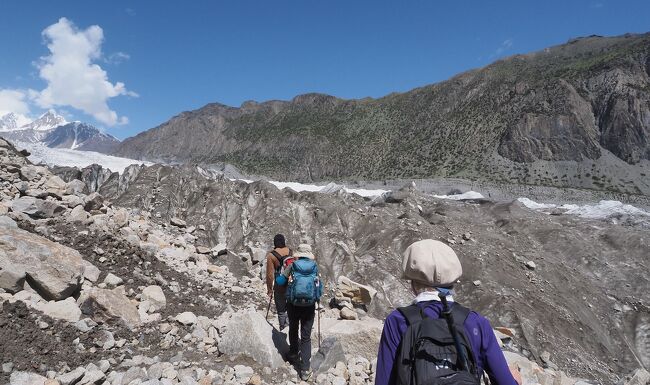 おば様二人がガイドの後を行く…その後を私。<br />更にその他大勢が続く。<br /><br />ポーターは30kgもの荷物を背負って、ペラペラのズック靴で風の様に行ってしまった。