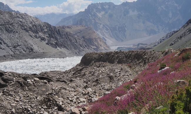 二日目も氷河のモレーンを行く。