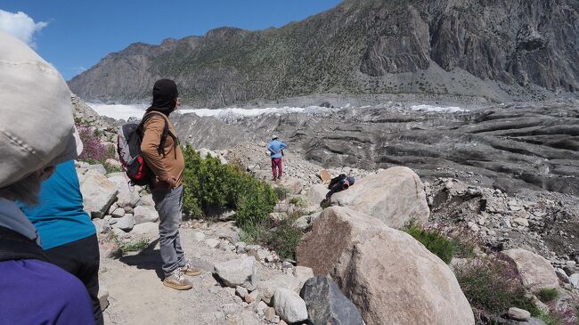 1時間ほど歩いたところで、ガイドが<br />「ここらでパスー氷河を横断します・・・いいですか？」<br />って、誰に聞いてんだよ、いやだっていう選択肢はあるの？<br /><br />氷河横断は何回か経験があるが、そんなに楽しいモノじゃないで。