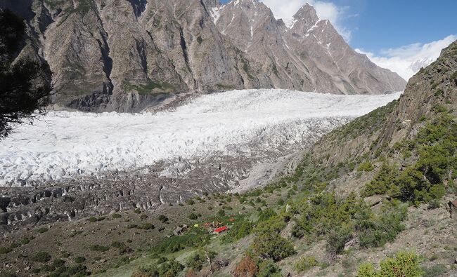 歩き足りない？ので、裏山に登ってみた。<br />パスー氷河の畔のキャンプ地だ。<br />この写真をトリミングして、前回の旅行記の表紙写真にした。<br /><br />氷河横断の実際は動画の方が分かり易いと思います。「後から手振れ補正」が効き過ぎて画面が歪みます。4分と長いですが、現場では2時間以上掛かってます。<br />https://youtu.be/WhUwwIZyXv8?si=OwFlhnq8uvk8muYQ<br />