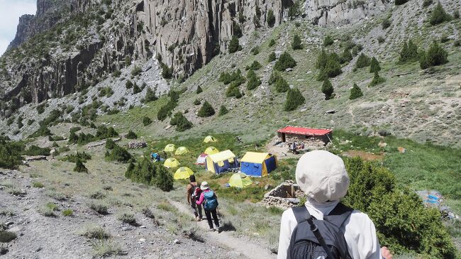 モレーンの反対側の草原には、先発隊が既にキャンプを設営してあった・・・これぞ殿様トレッキング！